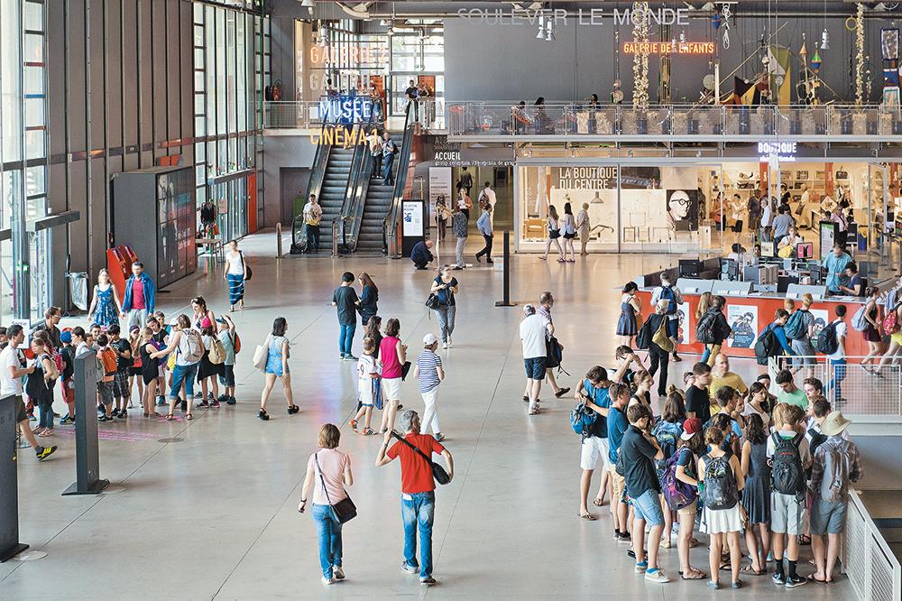 Das belebte Foyer im Centre Georges Pompidou gleicht einem Taubenschlag. Von hier werden sämtliche Nutzungen des Kulturzentrums erschlossen.