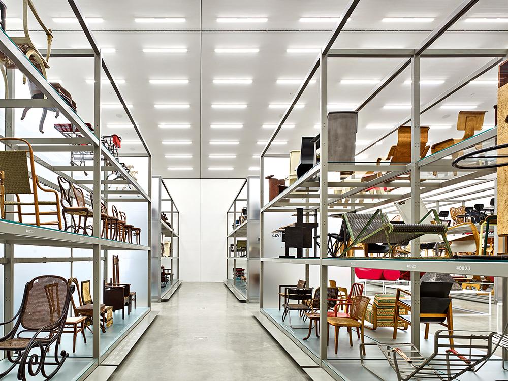 Sammlungsarchiv des Vitra Design Museums: In den öffentlich zugänglichen Räumen in Weil am Rhein lagern auf einer Fläche von 1600 m2 Prototypen und Ikonen des Möbeldesigns.