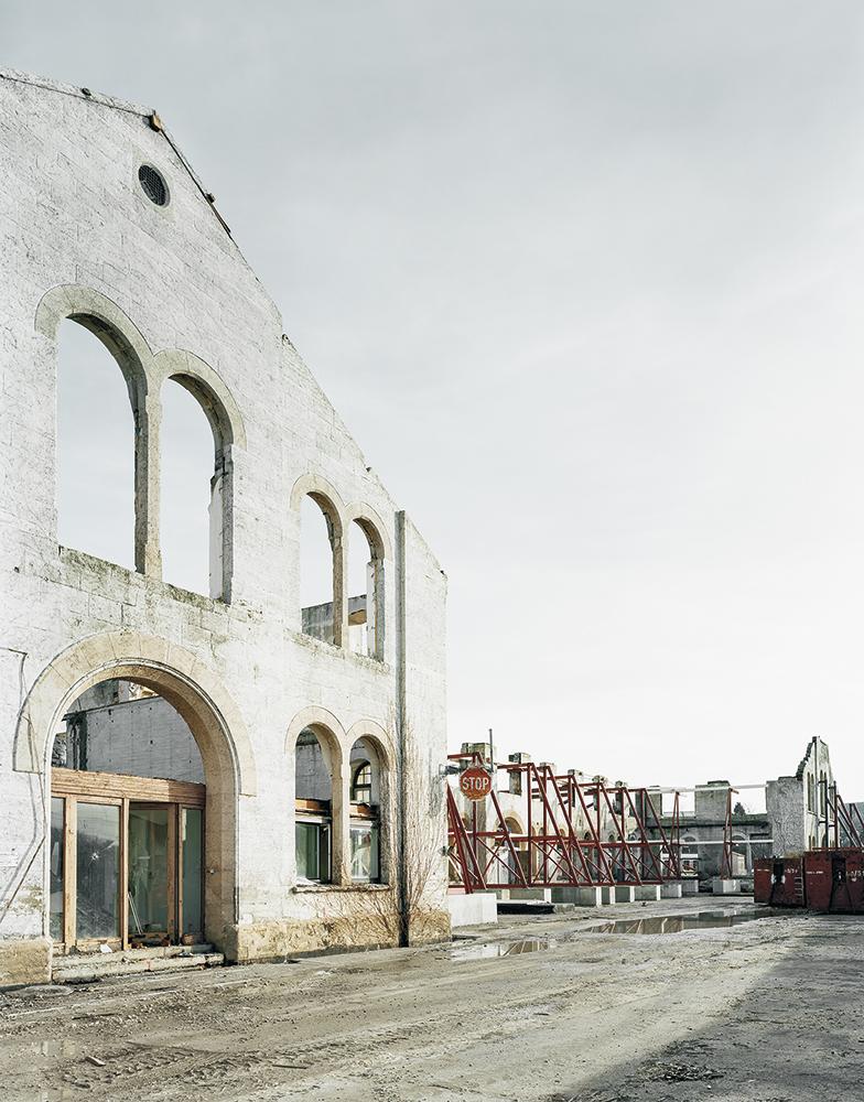 Bombenschäden, Leerstand und Feuer hatten dem Bau zugesetzt. Der Südostgiebel konnte nicht erhalten werden, ihn ersetzt heute eine stilisierte Betonfassade.
