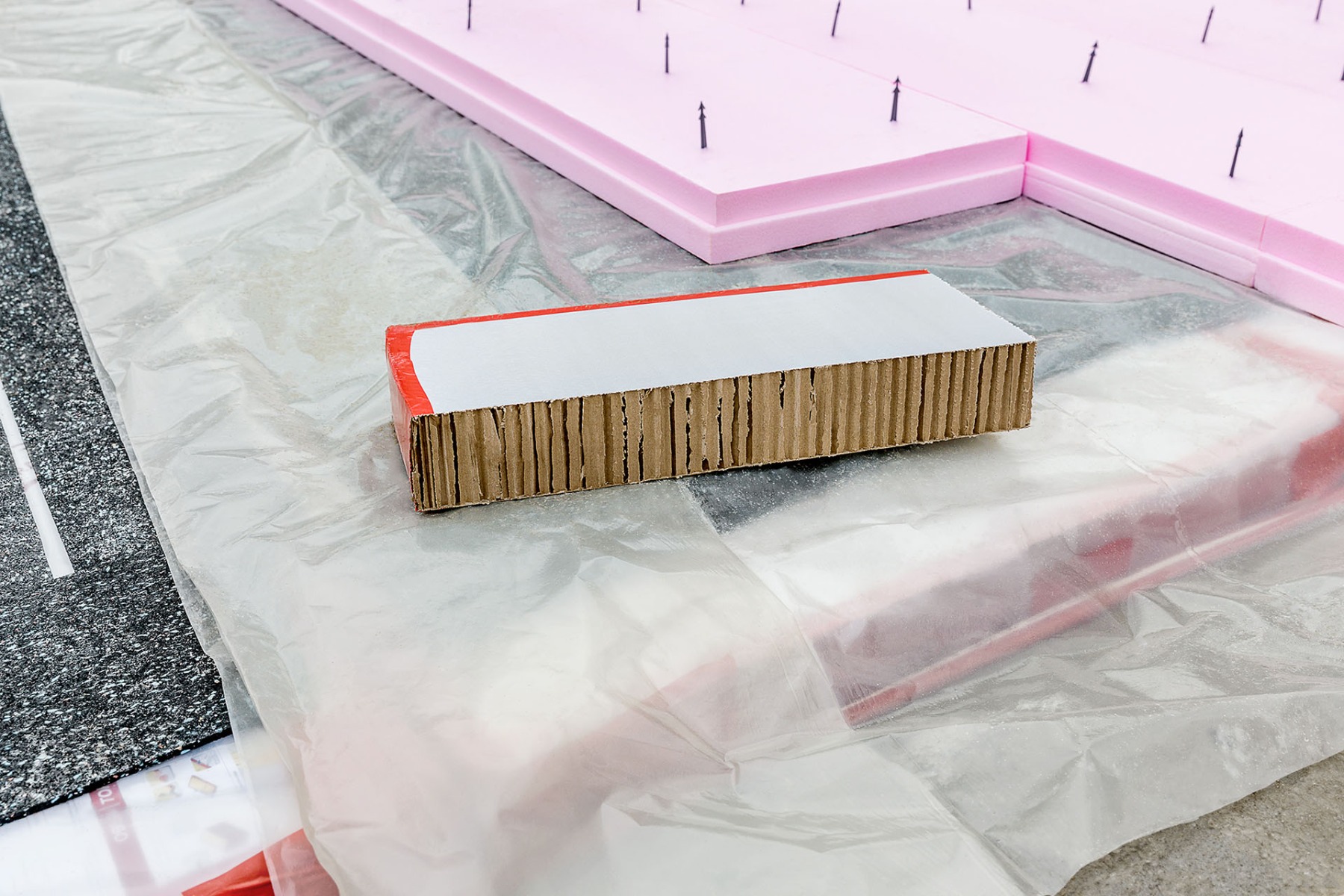 Die Papierwabenplatten, die über der Sauberkeitsschicht verlegt sind, dienen als verlorene Schalung. Mittels kontrollierter Wasserbeaufschlagung zersetzen sie sich, es entsteht ein Hohlraum von circa 10 cm.