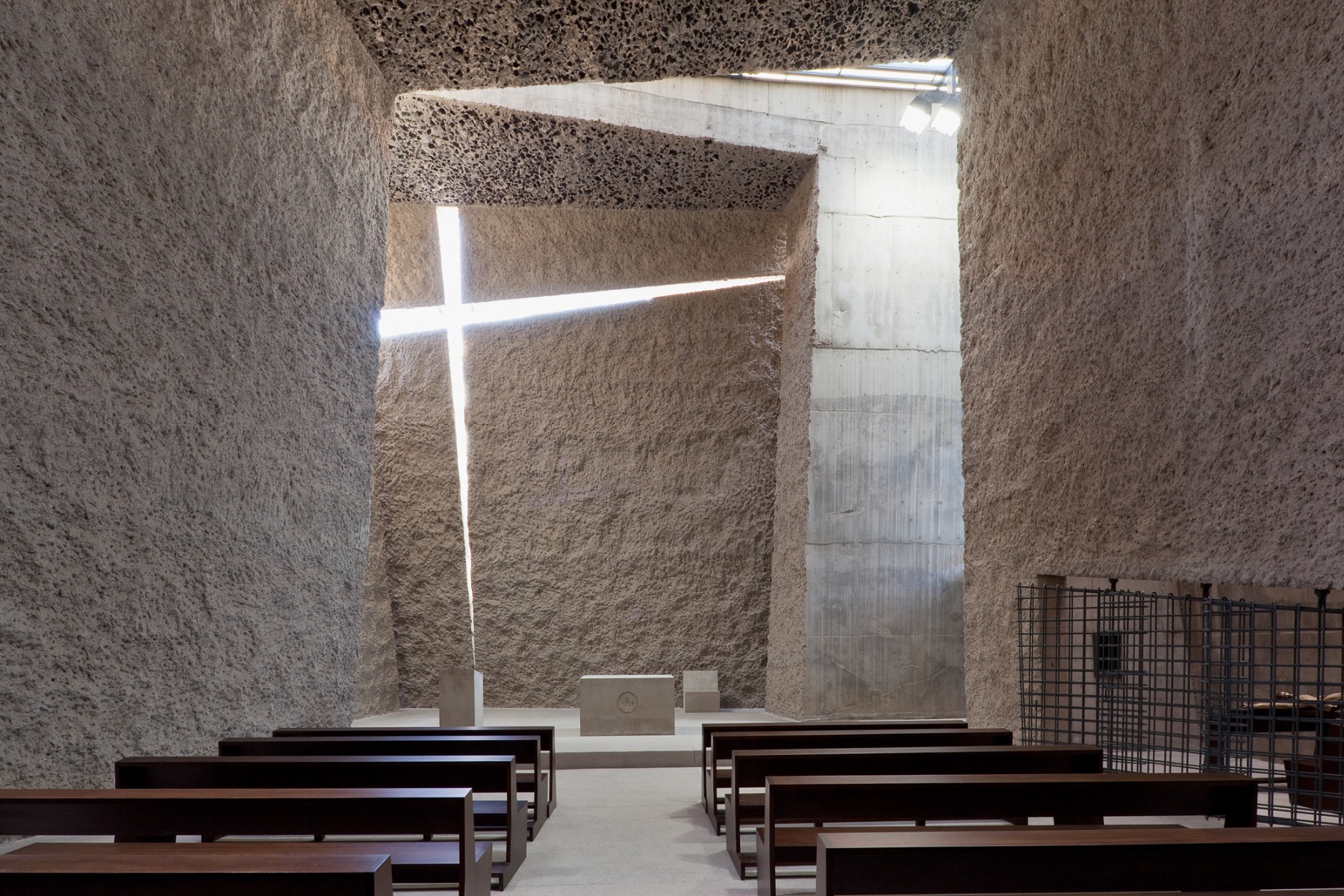 Monolithische Kirche auf Teneriffa von Menis Arquitectos