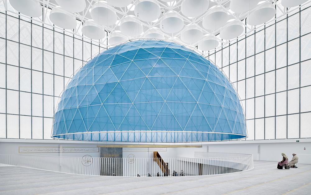 49 Glasfaserkuppeln streuen das Licht, das durch Dachoberlichter eindringt. Die 19,50 m große Kuppel mit transluzenter blauer Textilbespannung symbolisiert den Himmel.