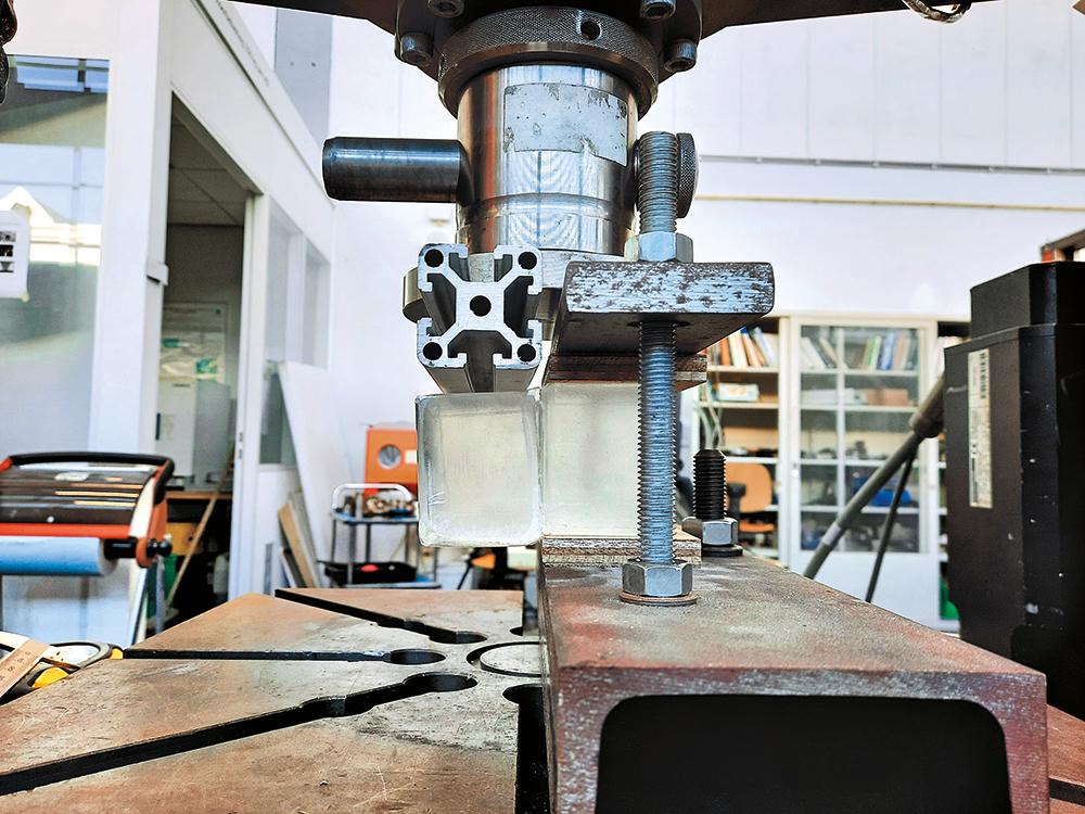 Zur Überprüfung der Scherfestigkeit führte das Forschungsteam der TU Delft Tests mit je zwei verklebten Glassteinen durch.