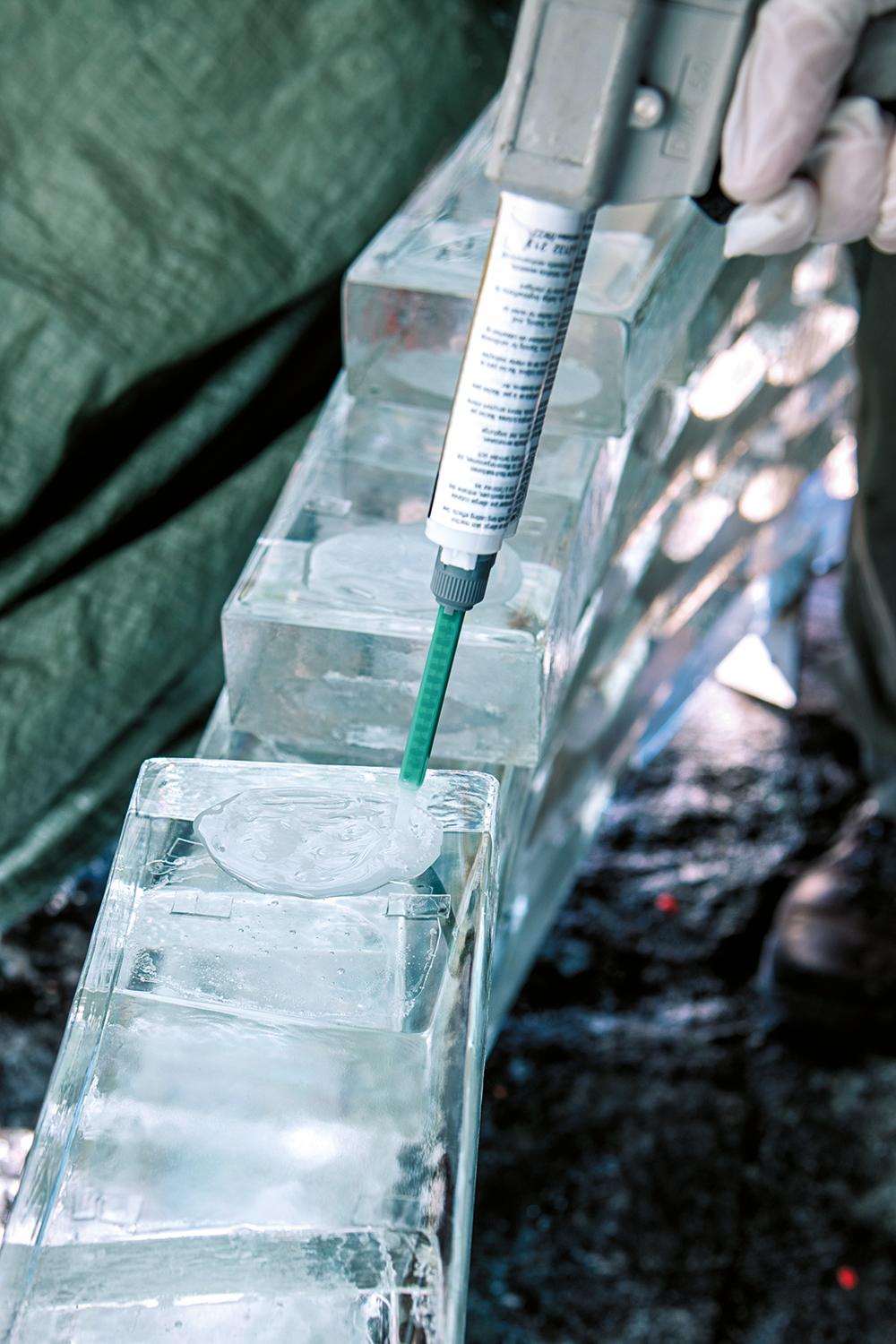 Der Klebstoff sollte sich leicht verarbeiten lassen, auch ohne UVBestrahlung schnell aushärten und vor allem Temperaturen bis -35 °C standhalten.