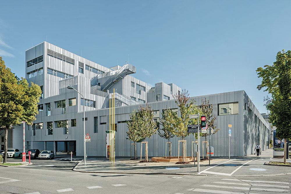 High density, yet generous lighting: On the three floors of the base volume, the compact, differentiated structure houses a primary school and, on its top four floors, a trade school.