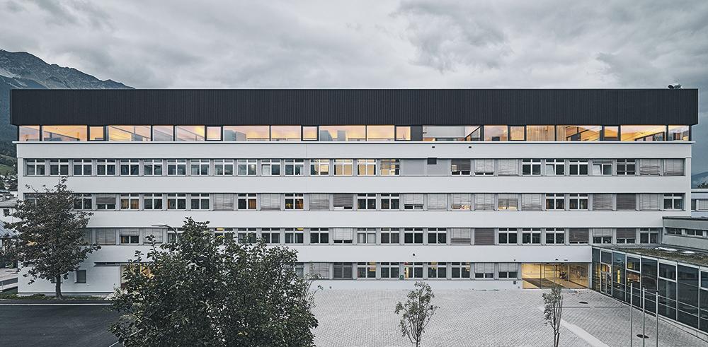 Von außen entspricht die Ansichtshöhe der nur 54 cm hohen Brüstung den Bestandsbrüstungen der darunterliegenden Geschosse. Raumseitig dient sie als Sitzbank.