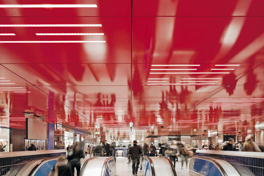 Beim Zwischengeschoss der Münchner U-Bahn-Haltestelle Marienplatz (2015) und der zukünftigen Linie U5 (2023) bevorzugten Ingo Maurer und AllmannWappner knallige Farbeffekte.
