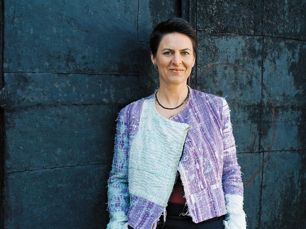 Anna Heringer studierte Architektur in Linz und wurde mit ihrem Abschlussprojekt, der Meti Handmade School in Bangladesh, international bekannt. Sie entwirft weltweit nachhaltige Bauten, die auf der Nutzung lokaler Ressourcen basieren. Für ihre Arbeit erhielt Anna Heringer unter anderem den New European Bauhaus Award sowie den Aga Khan Award for Architecture.
