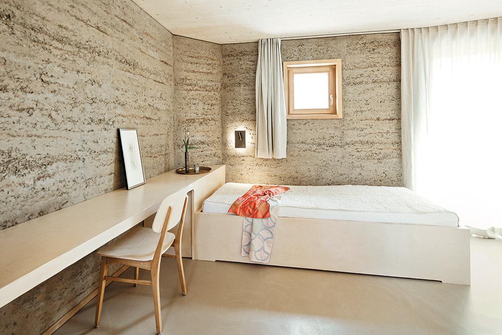 Nur wenige Materialien prägen die Räume dieses AyurvedaGästehauses in Rosenheim: Stampflehmwände, Holz, Lehmkaseinböden und handgefertigte Keramikfliesen.