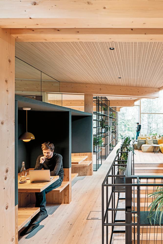 Space for thought and far views: single workspaces in semi-open soundproofing alcoves serve as room for retreat that remain in the centre of activity.