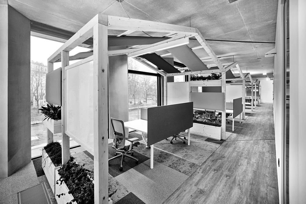 Zwischen Begegnungsflächen und modularen Workspaces: Die Mitarbeiter von Microsoft Italy haben die Qual der Wahl, welche Art von New Work am besten zur Tagesverfassung passt.