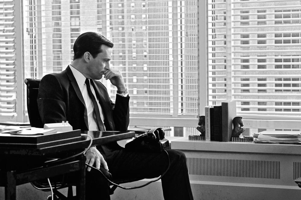 Die Bürowelt der 60erJahre als sicherer Hafen: Im großzügig eingerichteten Single Office kann Don Draper ungestört über private Probleme nachdenken.