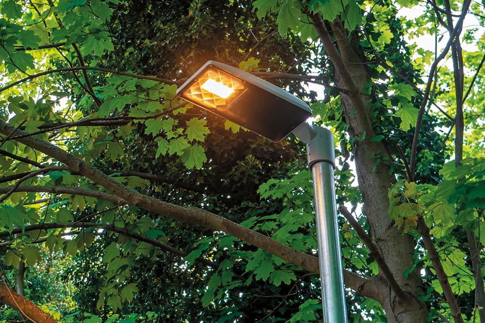 Dank Smart LightingTechnologie von Trilux läuft das Licht auf dem Fuß- und Radweg in Potsdam mit den Passanten mit.