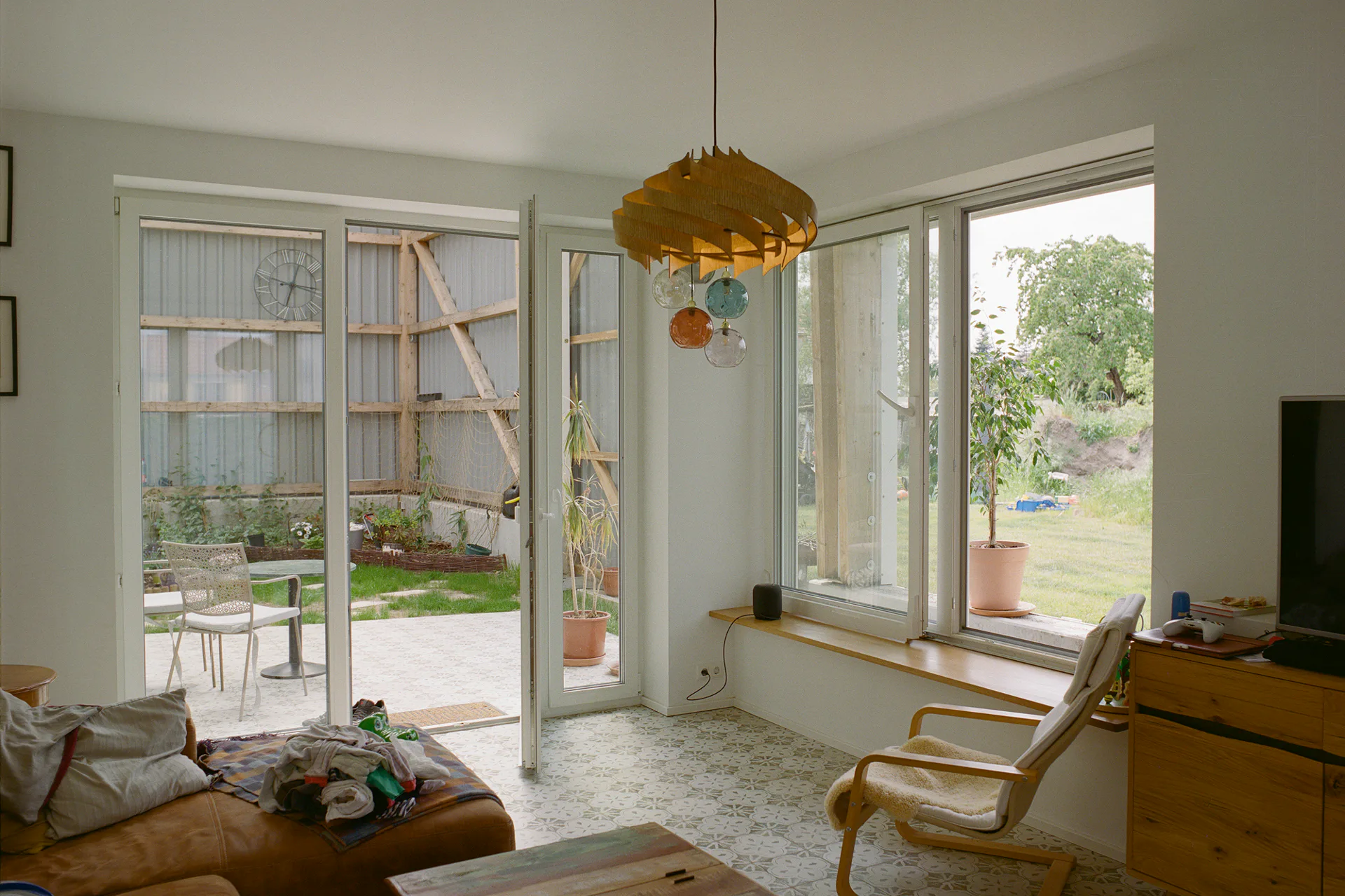 Wohnbereich mit Blick auf den Indoor-Garten