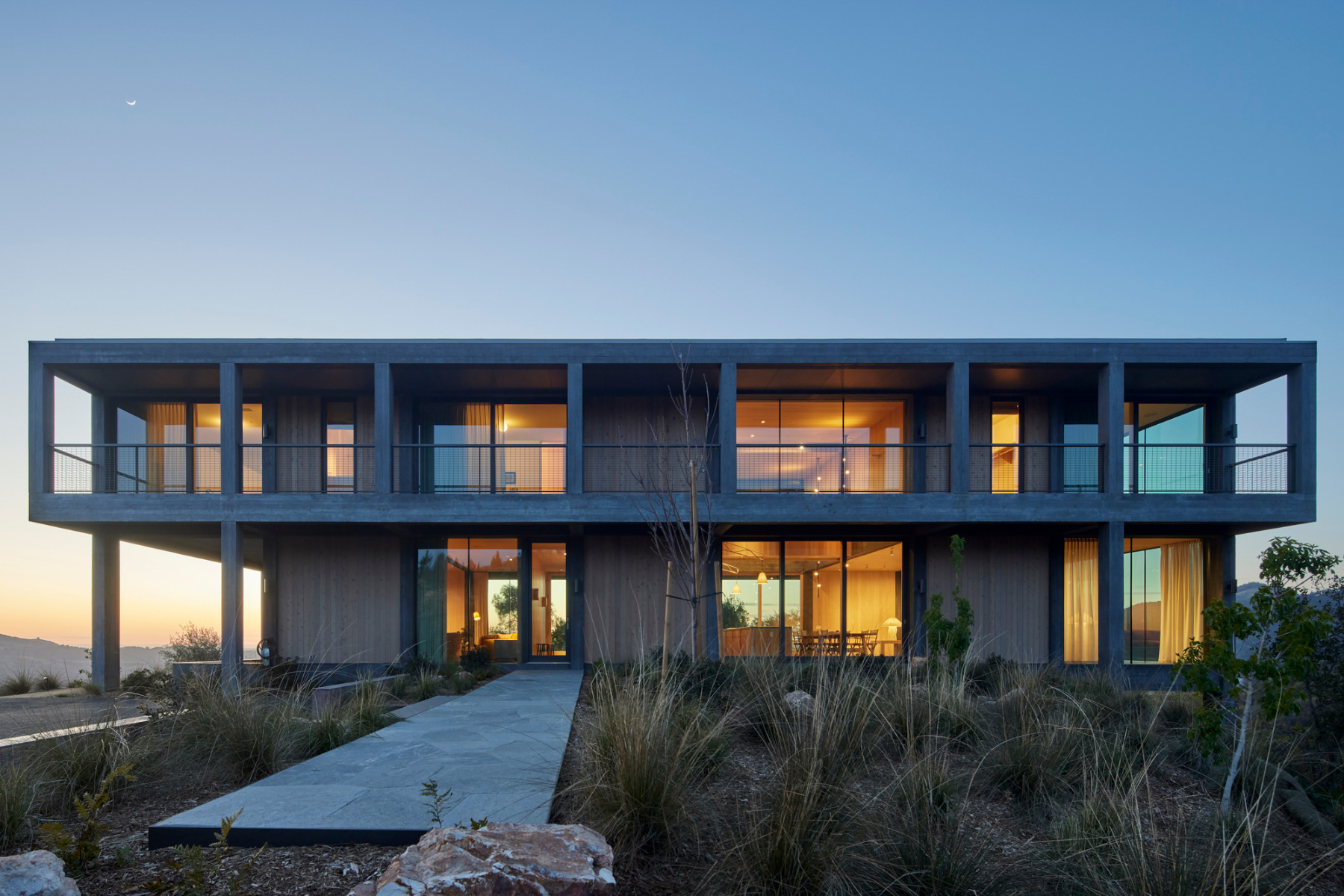 Einfamilienhaus aus Beton von Mork-Ulnes Architects