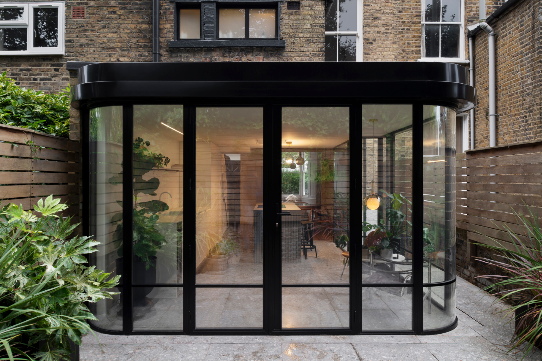 Wohnhausanbau in London von Bureau de Change