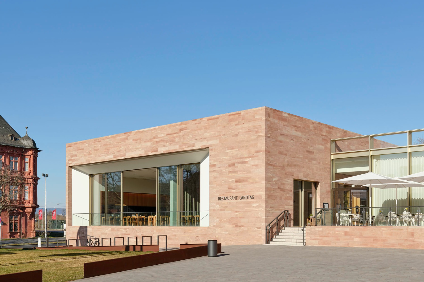 Fassade mit Sandstein und Schiebefenstern
