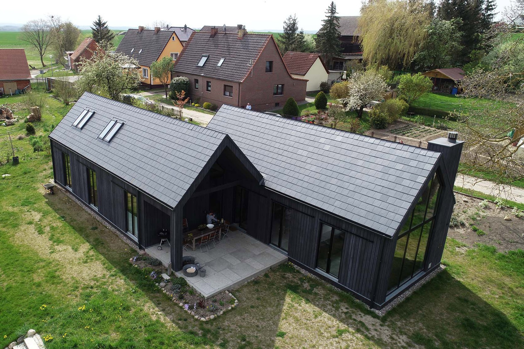Schiefergrau inmitten von Grün