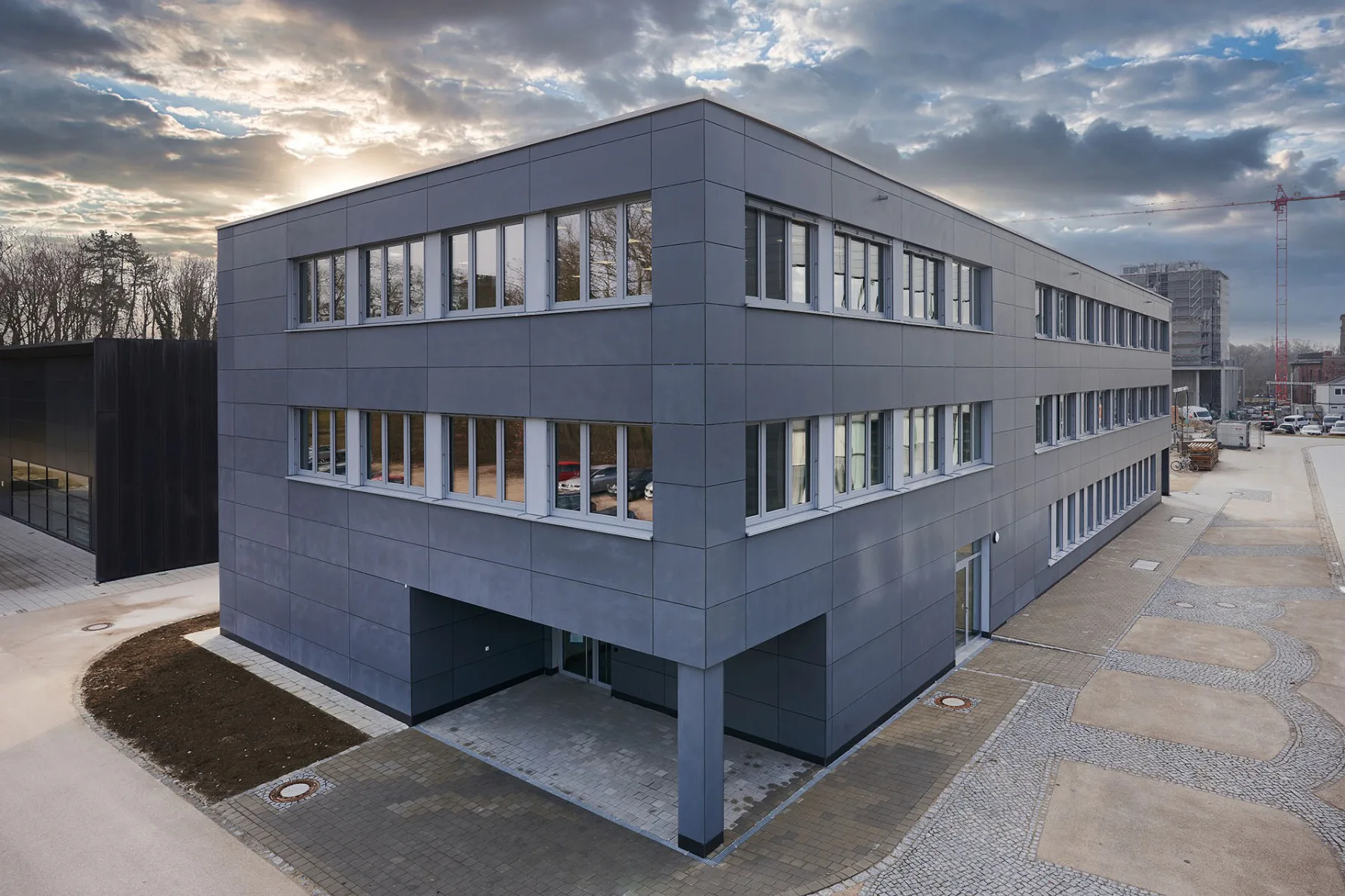 Über 1800 m² Nutzfläche für Hörsäle, Büros und Labore der TH Ingolstadt: Der Neubau entstand in Holzmodulbauweise in nur 20 Wochen auf der vorbereiteten Bodenplatte.