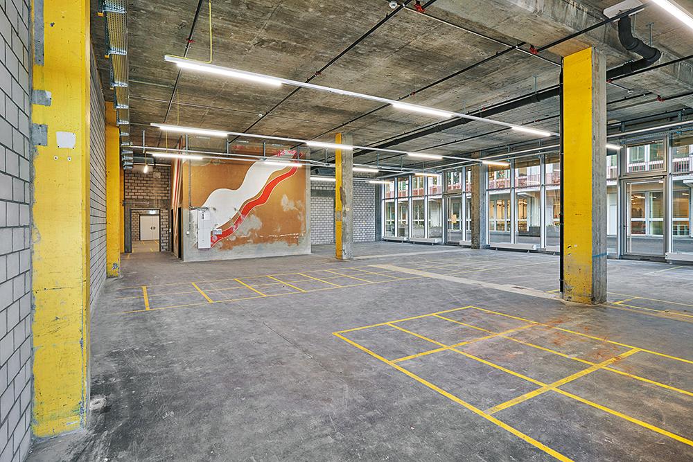 Die Räume wurden den Mietern im Rohbau zum Eigenausbau übergeben. Viele von ihnen schätzten den industriellen Charme und erhielten beim Ausbau die rohen Oberflächen.