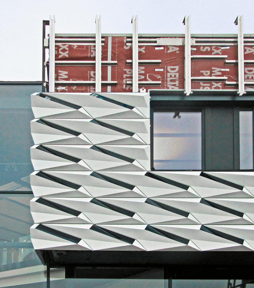 Die dreidimensionalen Fassadenelemente aus Aluminium-Verbundplatten wurden auf einer Aluminium-Unterkonstruktion befestigt.