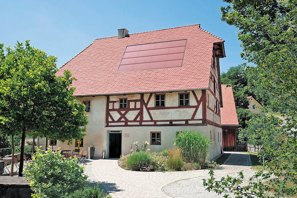 Die PV-Frontgläser von Glas Trösch eignen sich sowohl für solaraktive Fassaden als auch für Indach-Lösungen.