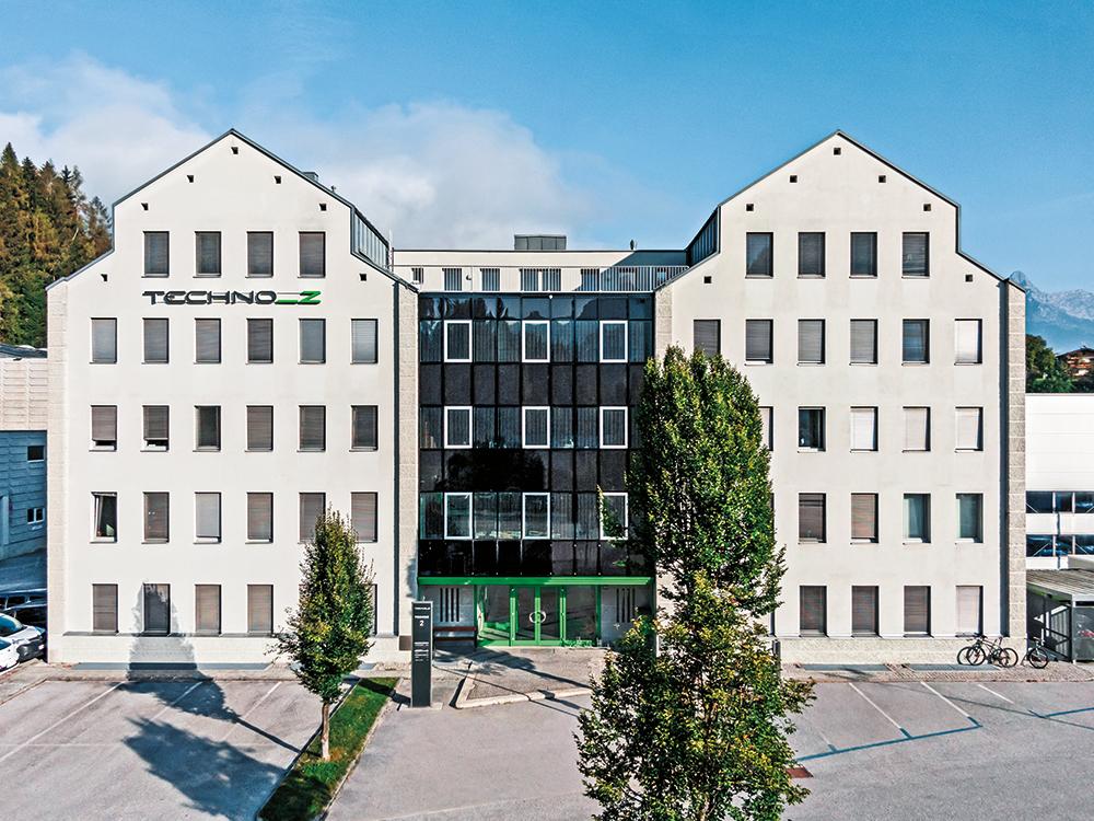 Mit BIPV-Modulen von Pilkington ist eine Fassade des Technologiezentrums Techno-Z in Bischofshofen bekleidet. Auch die solaraktiven Isolierverglasungen der Fenster stammen von Pilkington.