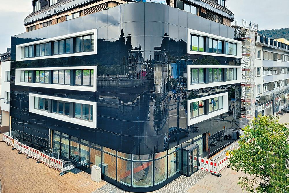 Bei der Sanierung eines Gewerbebaus in Marburg durch A.P.L. Architekten Plaehn und Lüdemann wurde die Fassade mit zum Teil gebogenen Glas-GlasModulen von Sunovation bekleidet.