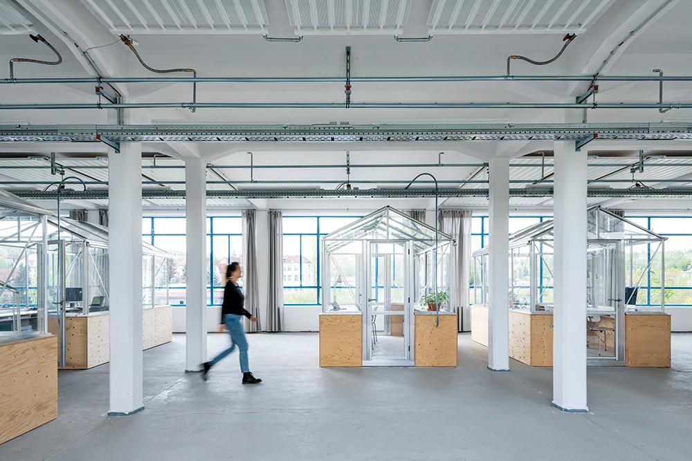 Mit Deckenstrahlungsheizern werden die Hallen auf maximal 15 °C erwärmt. Die Gewächshäuschen mit zwei Arbeitsplätzen können elektrisch bis 20 °C geheizt werden.