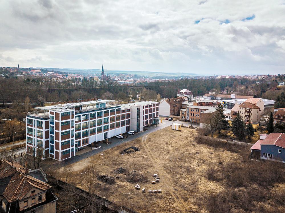Die 1939 von Egon Eiermann erweiterte Fabrik in Apolda wurde von der IBA Thüringen, raumlaborberlin und IB Hausladen ohne Wärmedämmung energetisch saniert. Die Einscheibenverglasung sorgt für hohe solare Wärmegewinne im Winter.