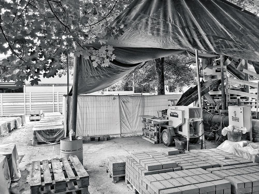 Die vor Ort gepressten Lehmziegel trocknen, schonend und langsam, auf dem alten Schulhof.