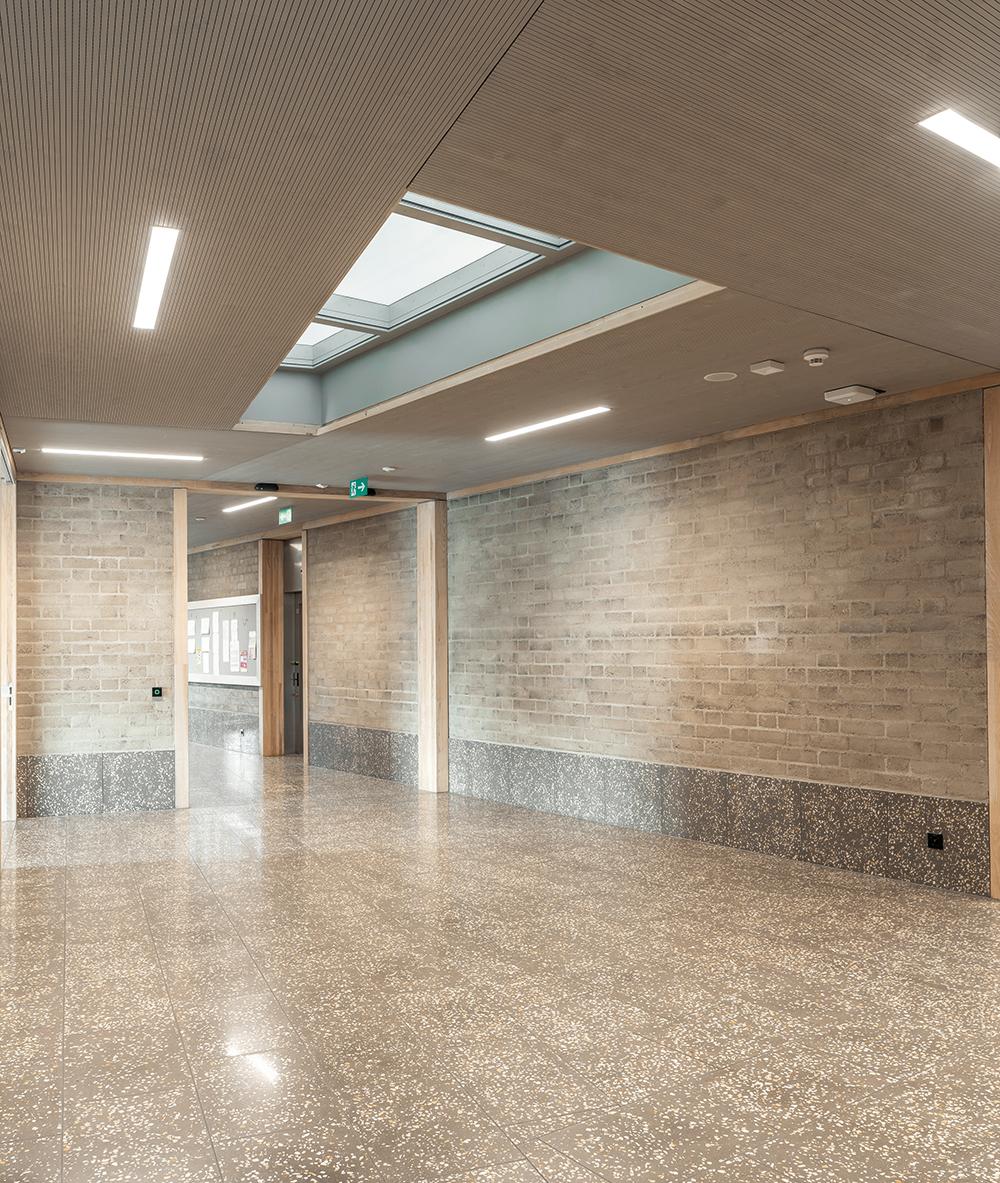 Die Lehmziegelwände stehen auf einem Stahlbetonsockel, der im Erdgeschoss mit Terrazzo verkleidet ist. Die Fugen der ersten und letzten beiden Lagen sind bewehrt.