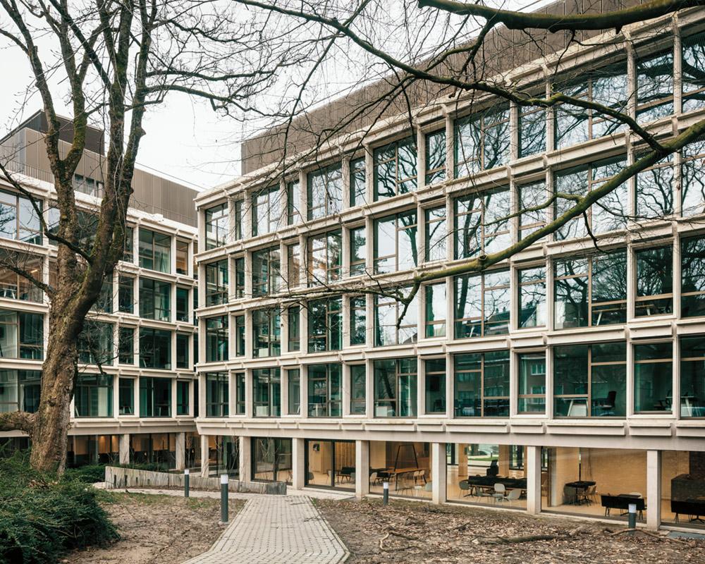 Für die Fassadenelemente entwarfen die Architekten acht unterschiedliche Sprossenteilungen, die die Gebäudehülle als abstraktes Muster überziehen.