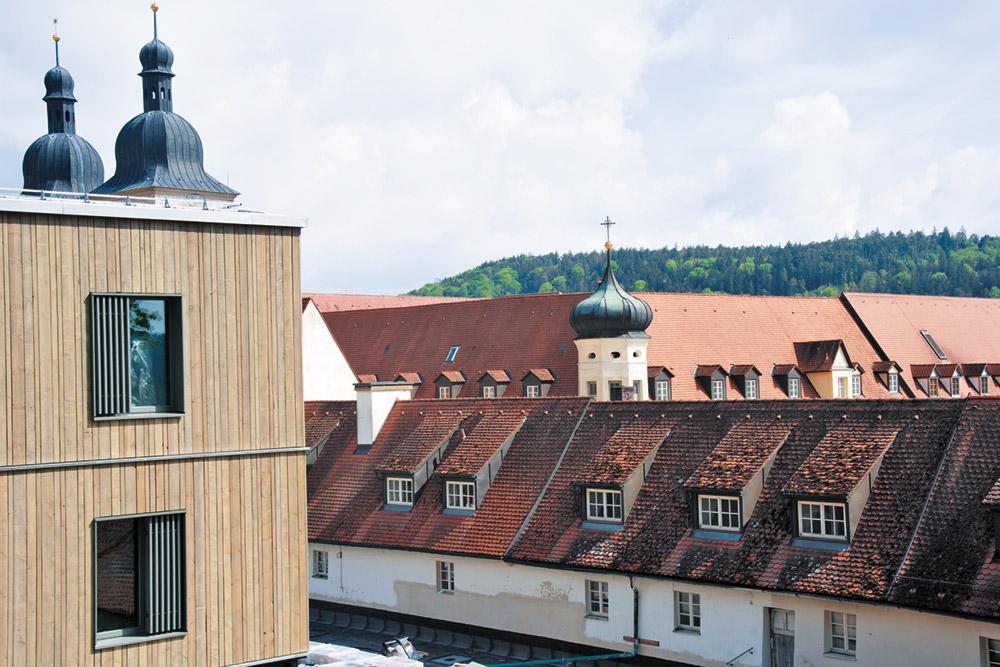 The new building establishes a boundary to the west of the abbey complex. Due to the slope, the building was partially constructed in timber and – particularly on the lower floors – partially in reinforced concrete.