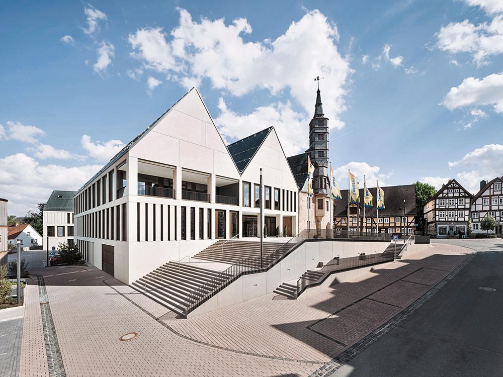 Zusammen mit dem Altbau ergibt die neue Erweiterung ein Gebäudeensemble ohne Rückseiten.