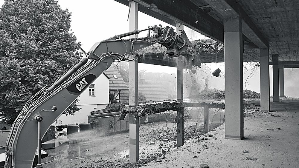 Das Bestandsgebäude wurde selektiv zurückgebaut, um Tragwerk und Fassaden zu Recyclingbeton aufarbeiten zu können.