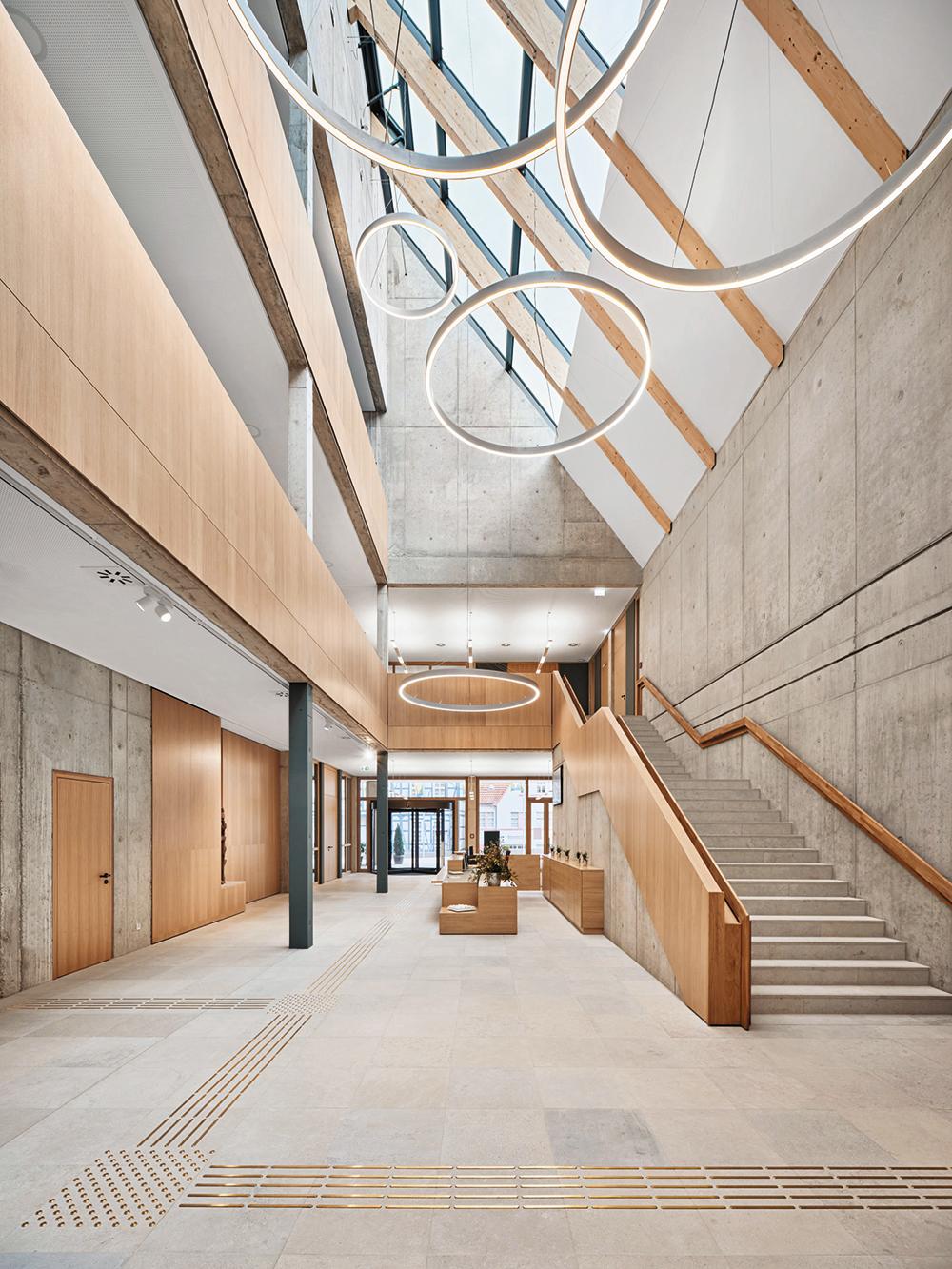 Im Zuge der kreislaufgerechten Optimierung verzichteten die Architekten auf den ursprünglich vorgesehenen Innenputz, sodass nun an vielen Stellen Sichtbeton die Räume prägt.