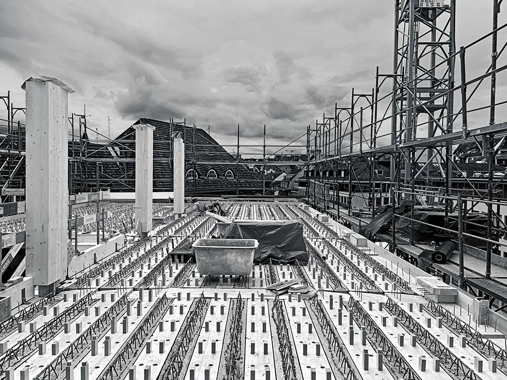 Das Tragskelett des Hauses besteht aus Fichten- und BuchenStabschichtholz. Die sägezahnartige Oberseite der Träger sorgt für eine kraftschlüssige Verbindung mit dem Beton.
