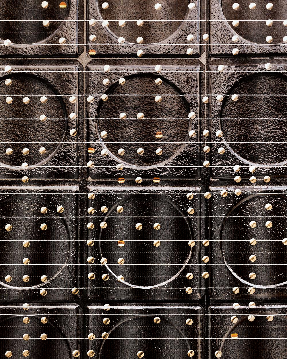 Eine Frontscheibe aus Schmelzglas und metallische Punkte aus Titannitrid geben den Solarzellen ihre charakteristische, leicht raue Oberflächentextur.