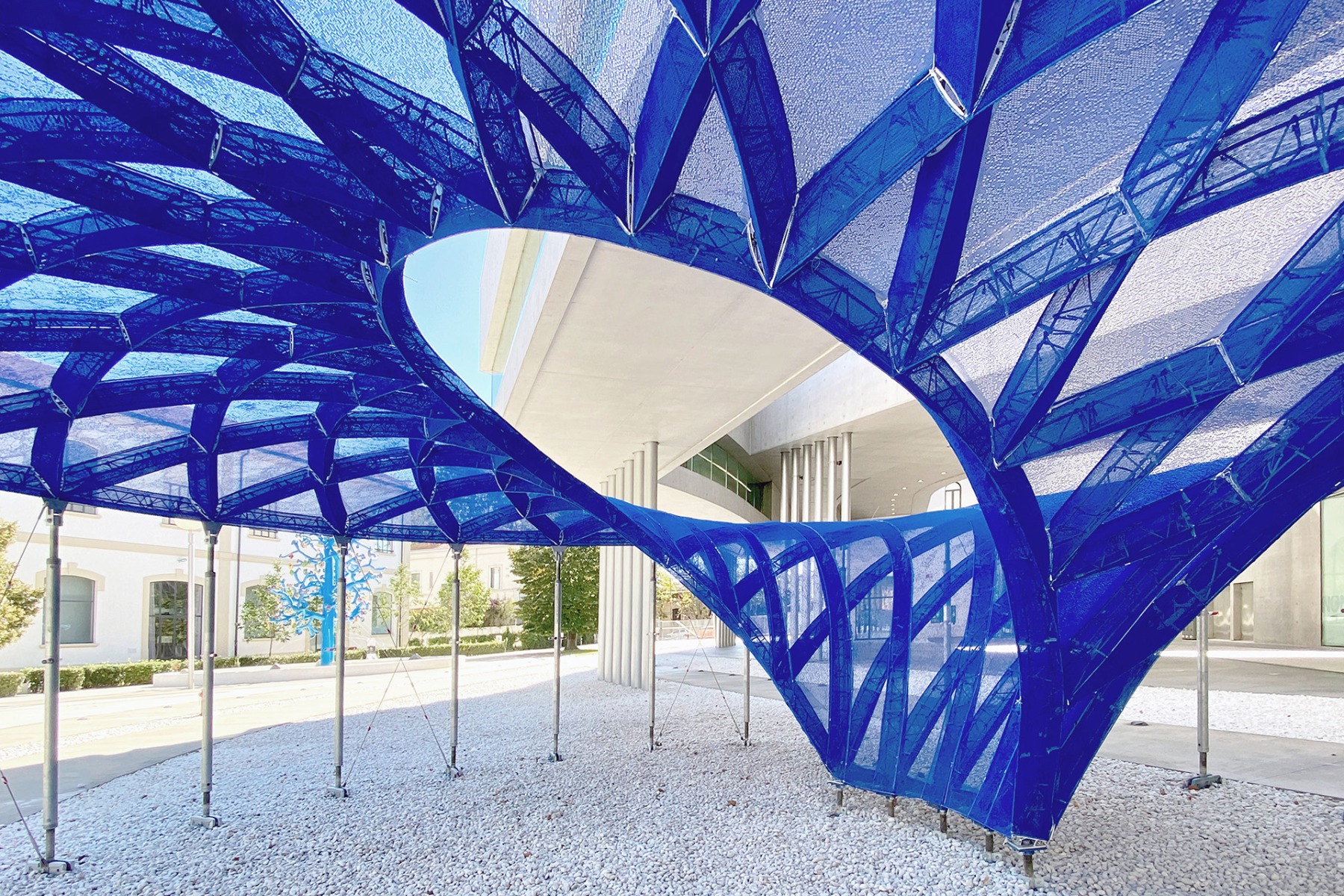 Knitnervi: Ultraleichter Pavillon vor römischem MAXXI