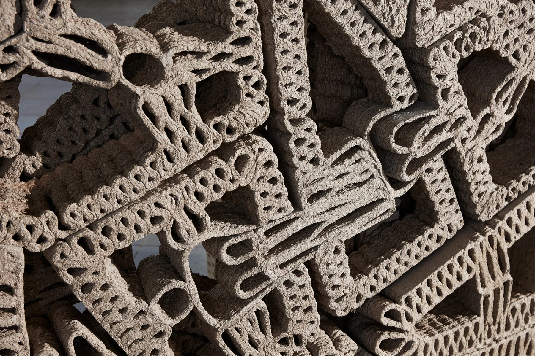 3D-gedruckte Celluloseplatten als ineinadergreifender Wandschirm.