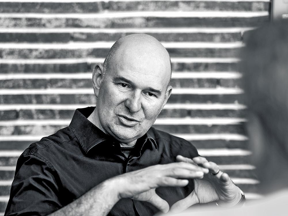 Roger Boltshauser leitet das Büro Boltshauser Architekten in Zürich und München. Er forscht und lehrt seit Jahren zum Lehmbau; derzeit unter anderem als Gastdozent an der ETH Zürich.