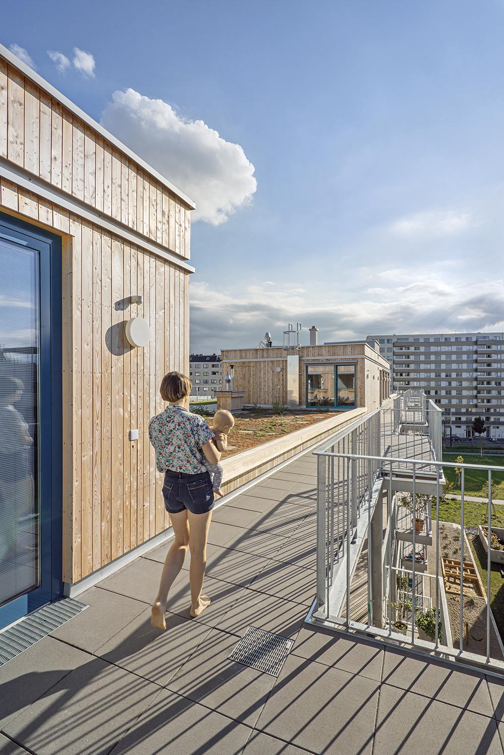 Mit Blick über das Sonnwendviertel: Die Dachterrasse wird als gemeinschaftlicher Freiraum von allen genutzt.