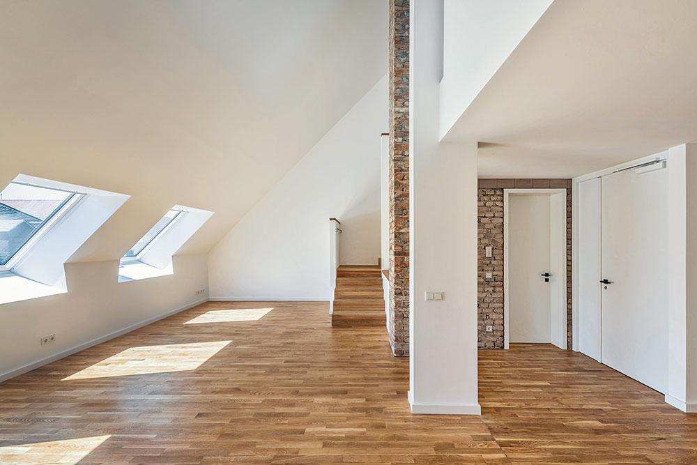 The rooftop apartment spans two storeys and features a generous terrace. Comprising six rooms, it is the largest apartment in the entire building.