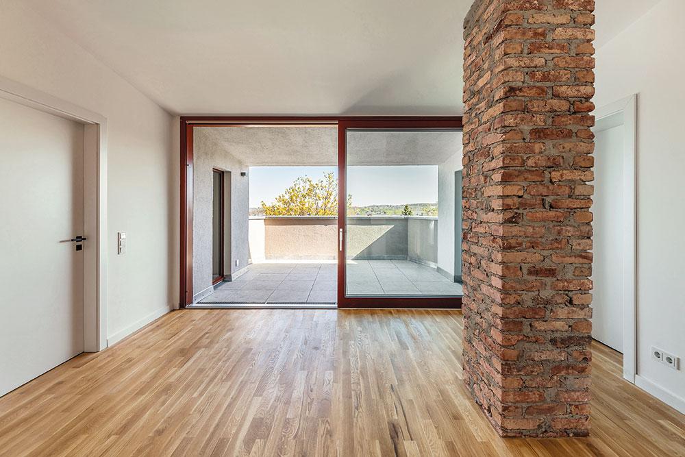 The rooftop apartment spans two storeys and features a generous terrace. Comprising six rooms, it is the largest apartment in the entire building.
