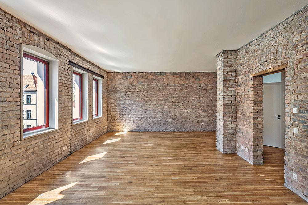 The house had been vacant for 30 years. Roof leaks had led to significant damages. The overall good condition of the building made renovation feasible.