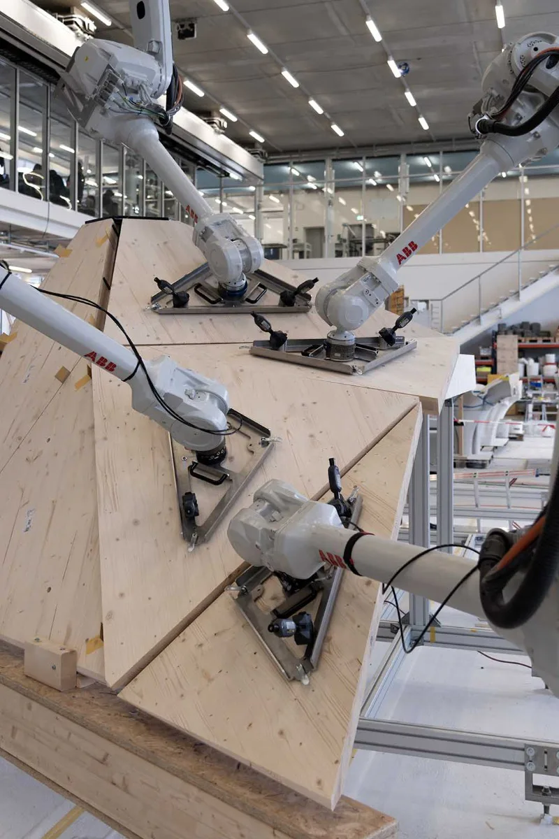 Vier Roboter übernehmen die hochpräzise Fertigung der Pflanzenskulptur.