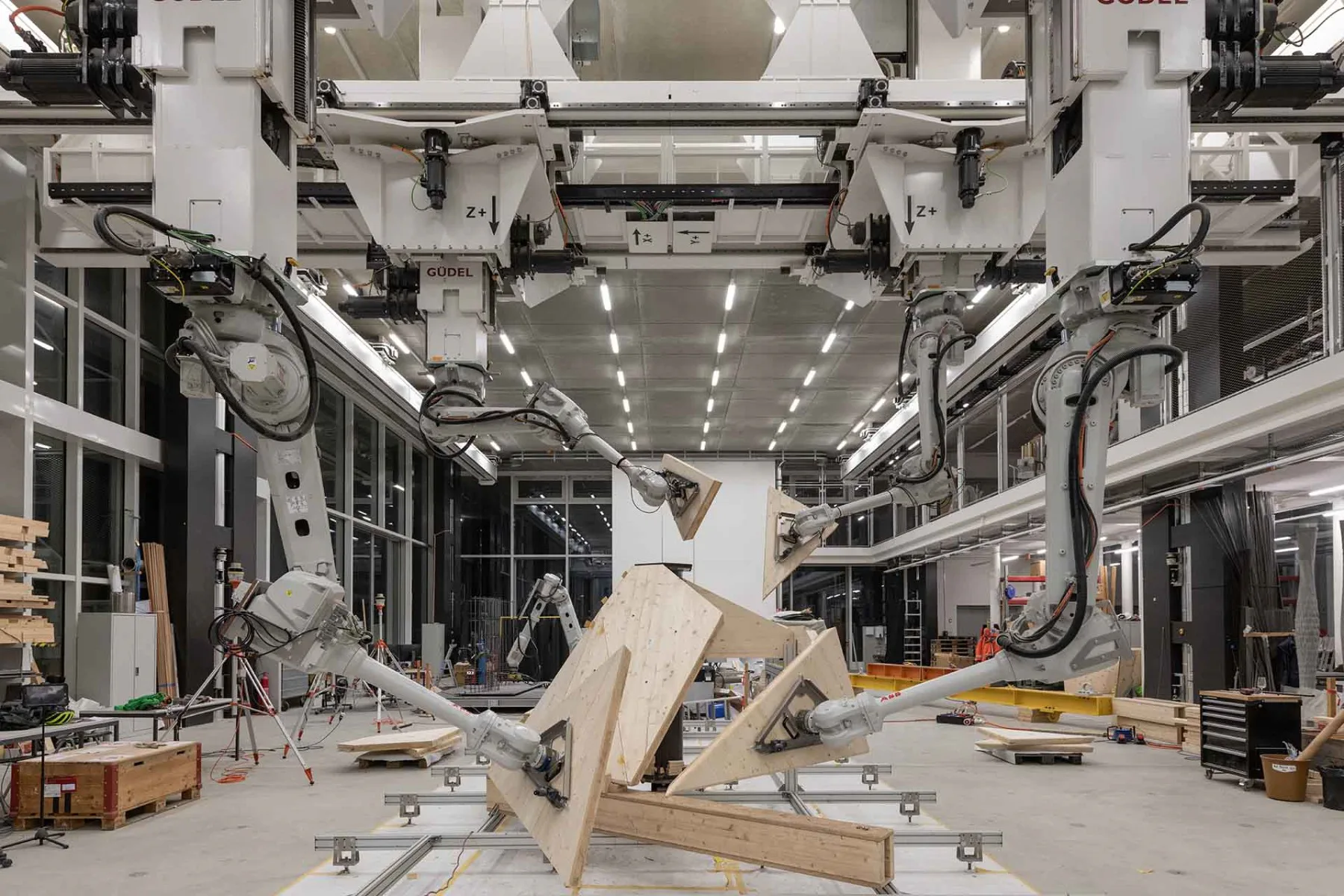 Sensoren sorgen dafür, dass sich die Roboter im Multi-Roboter-Montageprozess helfend unter die Arme greifen.