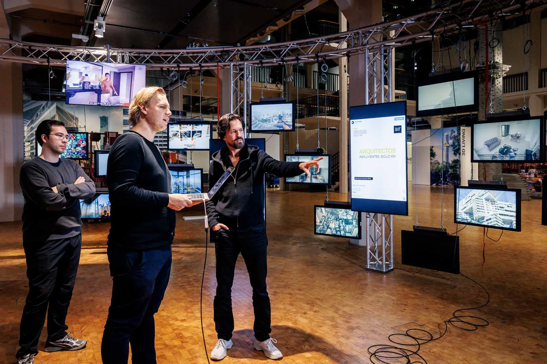 Ole Scheeren beim Aufbau der Ausstellung Ole Scheeren: Spaces of life im ZKM | Karlsruhe.