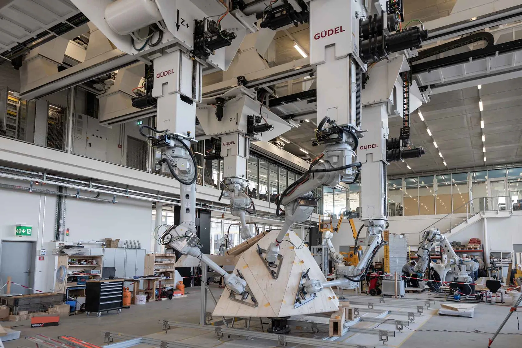 Roboter positionieren die schweren Platten. Mitarbeiter der Robotic Fabrication Laboratory der ETH Zürich verleimen die Schalen hinterher.